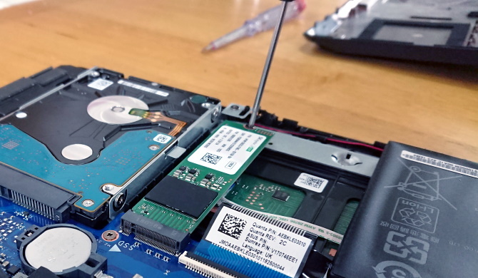 قم بتثبيت محرك الأقراص M.2 SSD باستخدام المسمار المرفق.
