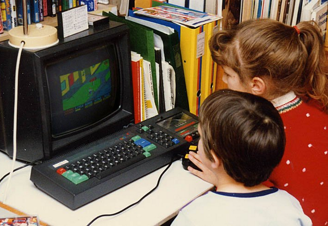 أطفال على الكمبيوتر