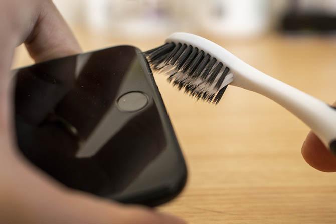 تنظيف اي فون ميكروفون ومكبر الصوت مع فرشاة الأسنان