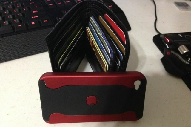 reddit-lifehacks-use-wallet-as-mobile-stand