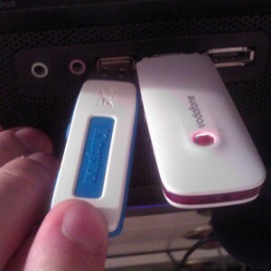 منافذ USB قريبة جدًا من بعضها البعض