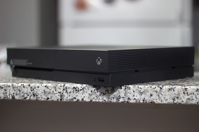 نظام Xbox One X الأمامي