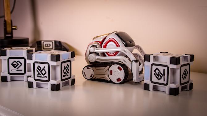 لعبة الروبوت هذه لديها حياة خاصة بها: Anki Cozmo Review Cozmo 18