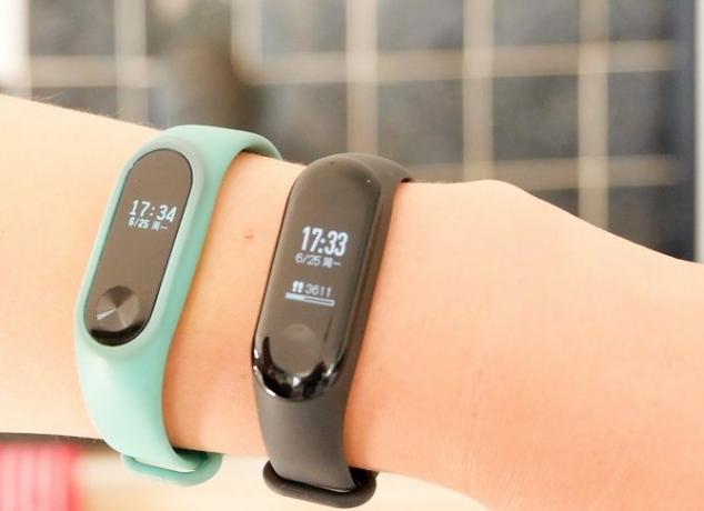 Mi Band 3: لا تشتري Fitbit حتى ترى ، مقارنة mi band 3 670x486