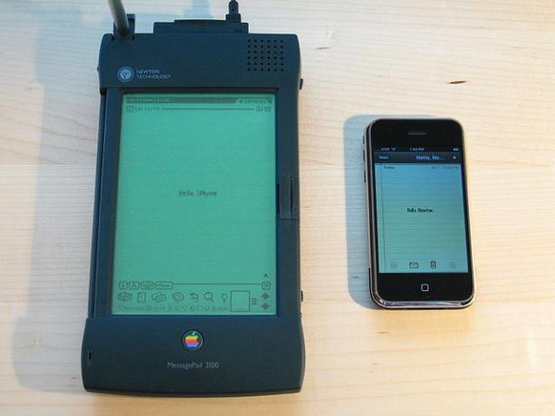 640 بكسل-Apple_Newton_and_iPhone