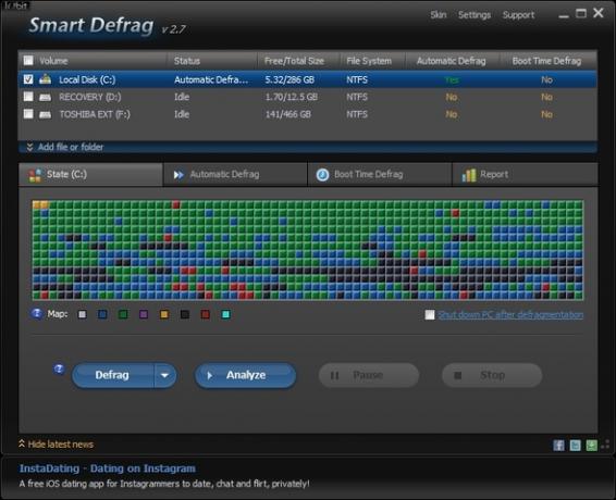 أداة IObit Smart Defrag: أداة رائعة لإلغاء تجزئة وتحسين محرك الأقراص الصلبة [Windows] نافذة واجهة المستخدم مع شعار الإعلان