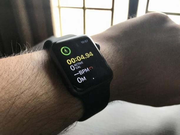 Apple Watch أفضل من Fitbit 3