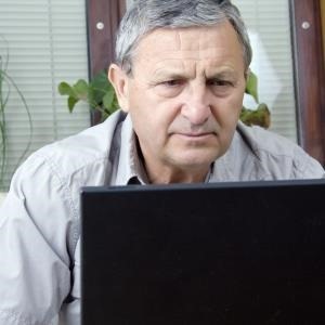 كبار أمام الكمبيوتر