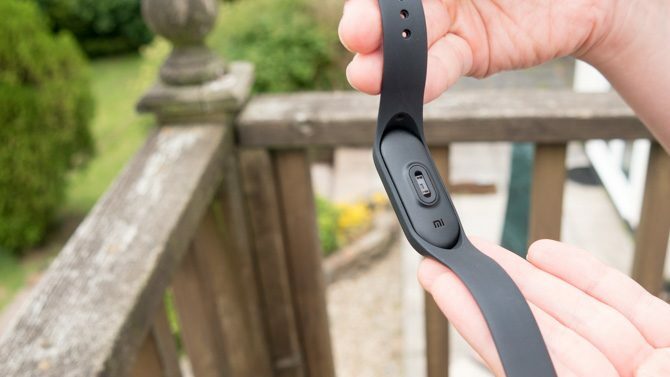 Mi Band 3: لا تشتري Fitbit حتى ترى ، فهذا يعني أن حساس معدل ضربات القلب mi band 3 670x377