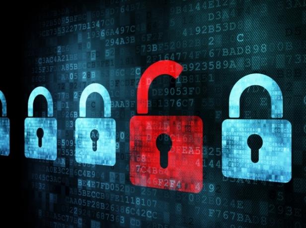 قفل يتم فتحه على شاشة رقمية