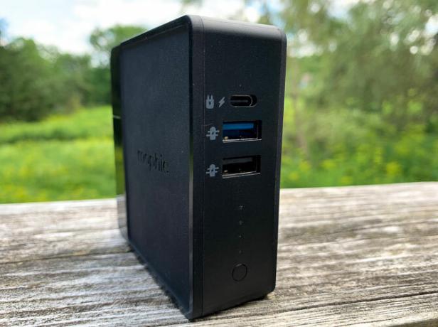 منافذ Mophie Powerstation Hub من الأمام