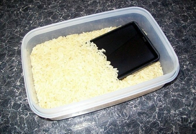 اغمر الهاتف أو الجهاز اللوحي المبلل في الأرز بحفظه من تلف المياه