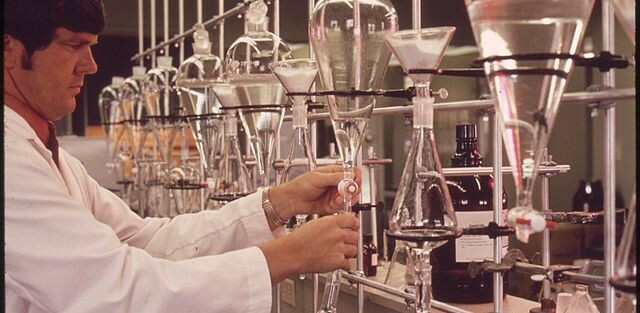 640px-EPA_GULF_BREEZE_LABORATORY ، _CHEMISTRY_LAB._THE_CHEMIST_IS_TESTING_WATER_SAMPLES_FOR_PESTICIDES _-_ NARA _-_ 546277