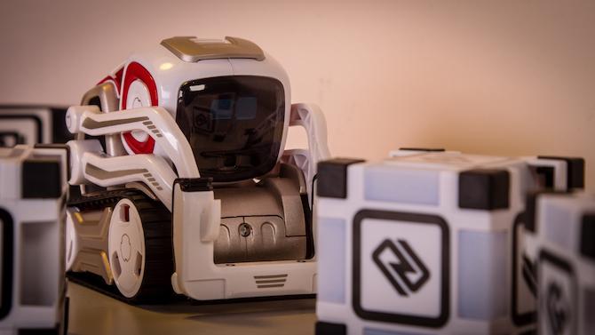 لعبة الروبوت هذه لديها حياة خاصة بها: Anki Cozmo Review Cozmo 4