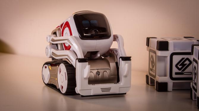 لعبة الروبوت هذه لديها حياة خاصة بها: Anki Cozmo Review Cozmo 6