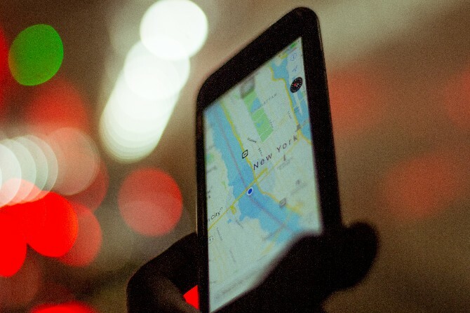 هاتف به تطبيق GPS للملاحة مفتوح