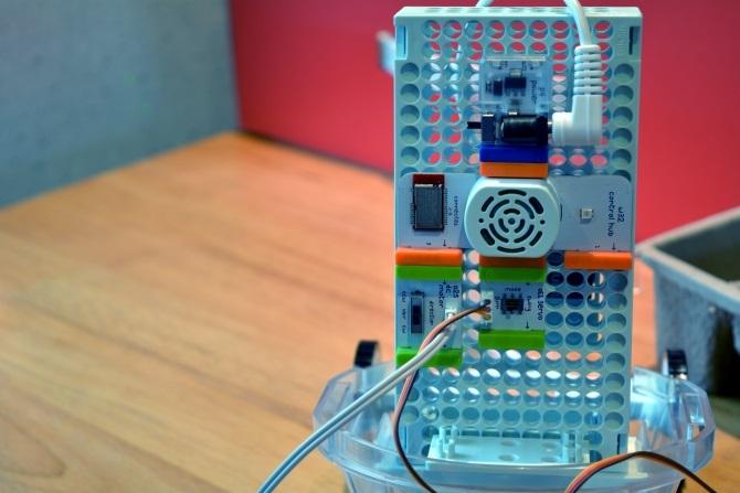 قم بإنشاء Star Wars Droid الخاص بك بأقل من 100 دولار مع littleBits muo giveaway r2d2 interior