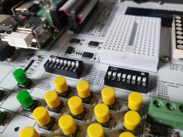 تبديل البنوك لتمديد دبابيس GPIO