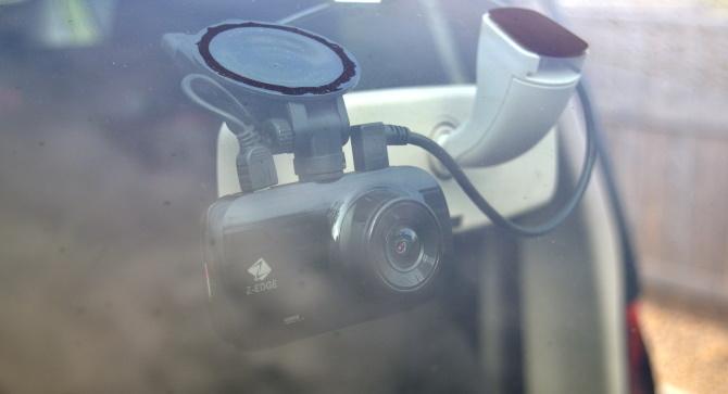 Z-EDGE Z3D Dashcam مثبت في النافذة