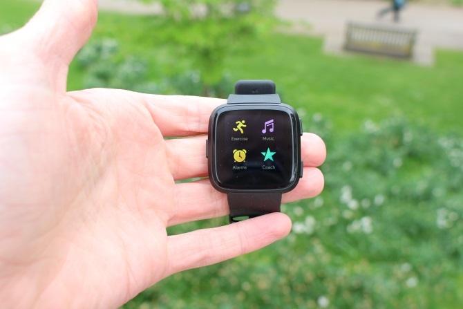 مراجعة Fitbit Versa: أفضل جهاز Fitbit يمكن ارتداؤه حتى الآن؟ فيتبيت فيرسا 1