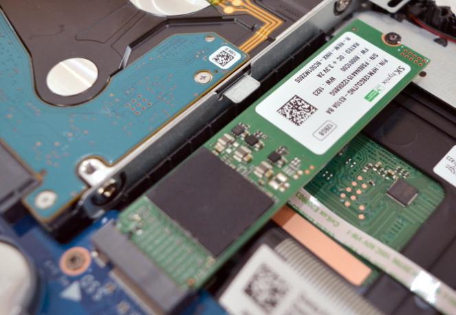 محرك أقراص M.2 SSD مثبت في كمبيوتر محمول