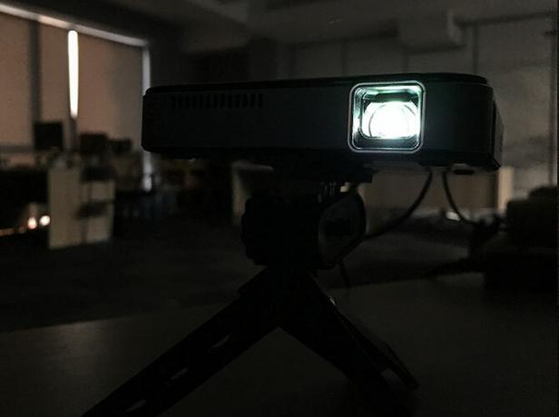 جهاز العرض Apeman M4 Mini DLP: أنيق ، صغير الحجم وسهل الاستخدام