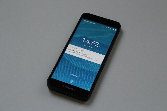 Fairphone 3 الأمامي مع تشغيل الشاشة