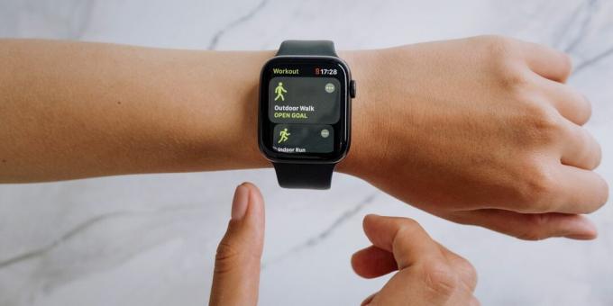 ساعة Apple Watch مع حزام رياضي تعرض تمرين المشي في الهواء الطلق
