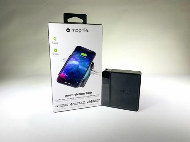 مركز Mophie Powerstation بجوار صندوقه