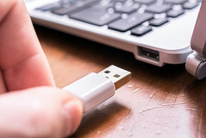 رجل افصل جهاز USB من جهاز الكمبيوتر