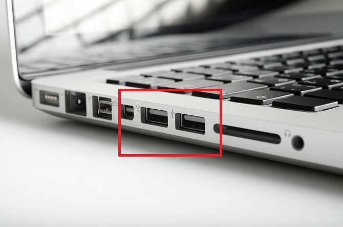 كيفية استخدام محرك أقراص فلاش على منفذ Windows 10 USB 670x445