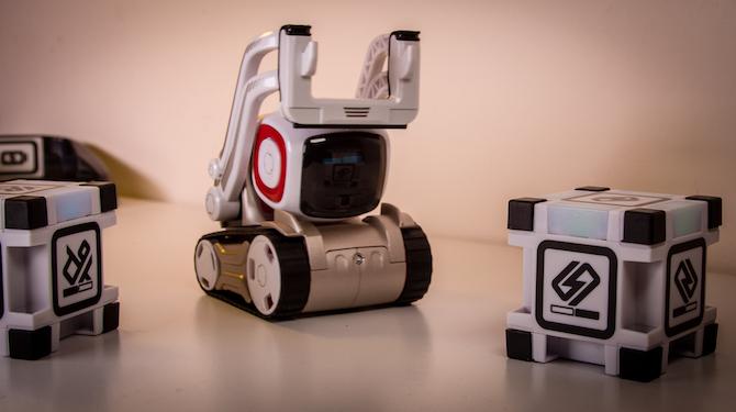 لعبة الروبوت هذه لديها حياة خاصة بها: Anki Cozmo Review Cozmo 13